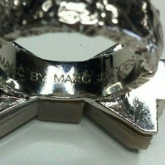 Marc by Marc Jacobs Textured Metal Brown Bow Ring - Picture 4 of 6